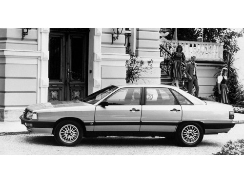 Характеристики автомобиля Audi 200 2.2 MT Turbo quattro (08.1985 - 01.1987): фото, вместимость, скорость, двигатель, топливо, масса, отзывы