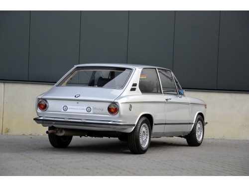 Характеристики автомобиля BMW 02 (E10) 1.8 AT 1802 (04.1971 - 12.1974): фото, вместимость, скорость, двигатель, топливо, масса, отзывы