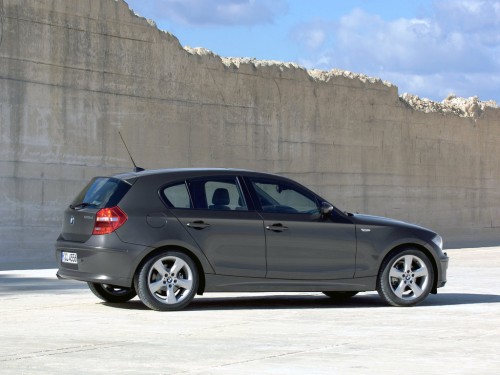 Характеристики автомобиля BMW 1-Series 120d AT Base (09.2007 - 08.2011): фото, вместимость, скорость, двигатель, топливо, масса, отзывы