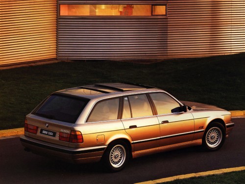 Характеристики автомобиля BMW 5-Series 525i AT (09.1992 - 02.1994): фото, вместимость, скорость, двигатель, топливо, масса, отзывы