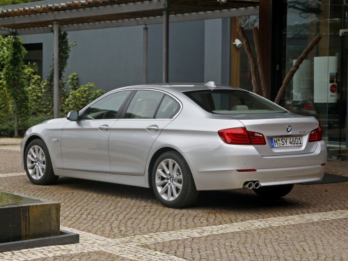 Характеристики автомобиля BMW 5-Series 520i AT (09.2011 - 08.2013): фото, вместимость, скорость, двигатель, топливо, масса, отзывы
