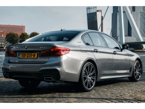 Характеристики автомобиля BMW 5-Series 540i AT (10.2016 - 06.2020): фото, вместимость, скорость, двигатель, топливо, масса, отзывы