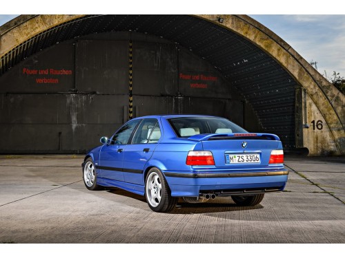 Характеристики автомобиля BMW M3 3.0 MT GT (12.1994 - 06.1995): фото, вместимость, скорость, двигатель, топливо, масса, отзывы