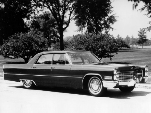 Характеристики автомобиля Cadillac DeVille 7.7 AT Sedan de Ville (10.1967 - 12.1968): фото, вместимость, скорость, двигатель, топливо, масса, отзывы