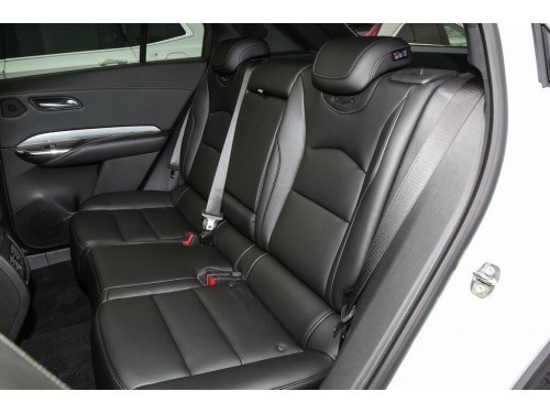 Характеристики автомобиля Cadillac XT4 2.0T AT 28T Fashion (12.2021 - 11.2022): фото, вместимость, скорость, двигатель, топливо, масса, отзывы