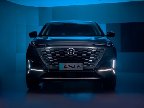 Характеристики автомобиля Changan UNI-K 2.0 AT Tech АWD (07.2022 - н.в.): фото, вместимость, скорость, двигатель, топливо, масса, отзывы