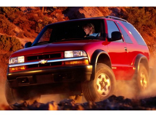 Характеристики автомобиля Chevrolet Blazer S-10 4.3 AT LS (07.2000 - 06.2005): фото, вместимость, скорость, двигатель, топливо, масса, отзывы
