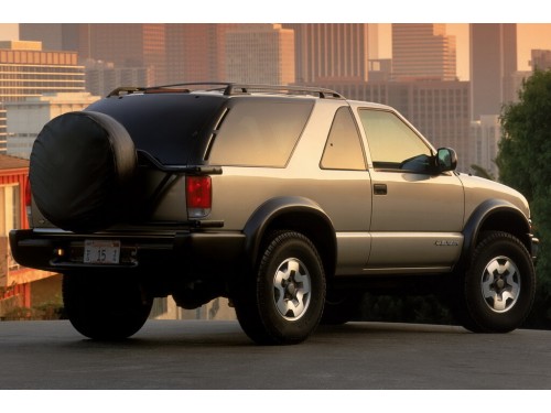 Характеристики автомобиля Chevrolet Blazer S-10 4.3 AT LS (07.2000 - 06.2005): фото, вместимость, скорость, двигатель, топливо, масса, отзывы