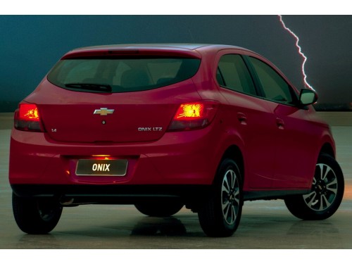 Характеристики автомобиля Chevrolet Onix 1.0 MT LS (10.2012 - 06.2016): фото, вместимость, скорость, двигатель, топливо, масса, отзывы