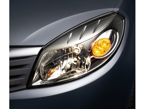 Характеристики автомобиля Dacia Sandero 1.5 dCi MT Laureate (11.2010 - 12.2012): фото, вместимость, скорость, двигатель, топливо, масса, отзывы