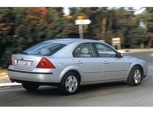 Характеристики автомобиля Ford Mondeo 2.0 MT Ghia (09.2000 - 05.2003): фото, вместимость, скорость, двигатель, топливо, масса, отзывы