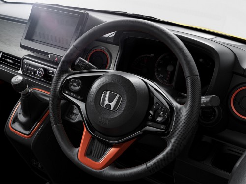 Характеристики автомобиля Honda N-ONE 660 Premium Tourer 4WD (11.2020 - 07.2022): фото, вместимость, скорость, двигатель, топливо, масса, отзывы