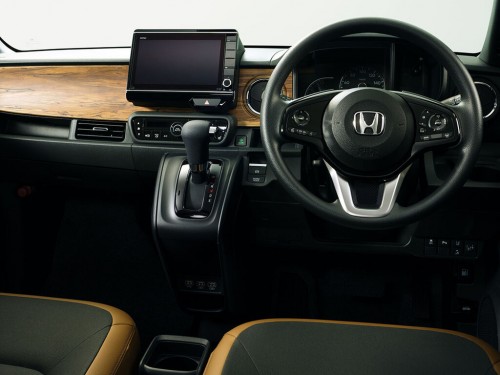 Характеристики автомобиля Honda N-ONE 660 Premium Tourer 4WD (11.2020 - 07.2022): фото, вместимость, скорость, двигатель, топливо, масса, отзывы