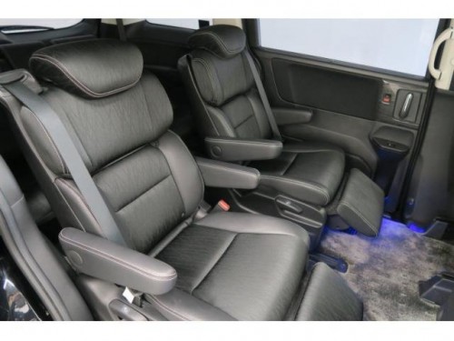 Характеристики автомобиля Honda Odyssey 2.0 Hybrid Absolute Honda Sensing Advanced Package (7 seater) (02.2016 - 10.2017): фото, вместимость, скорость, двигатель, топливо, масса, отзывы