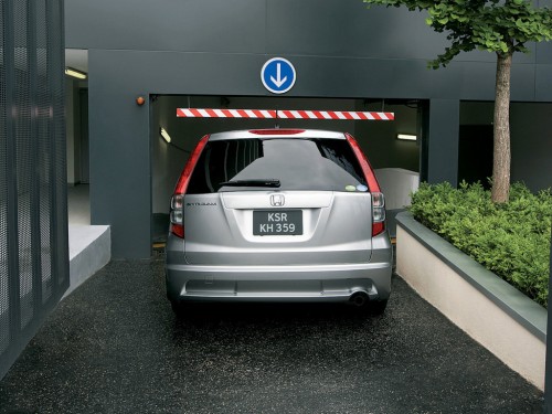 Характеристики автомобиля Honda Stream 1.8 X HDD NAVI edition (12.2007 - 05.2009): фото, вместимость, скорость, двигатель, топливо, масса, отзывы