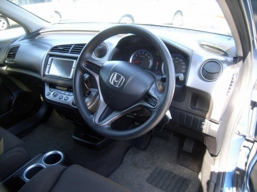 Характеристики автомобиля Honda Stream 1.8 X (08.2007 - 05.2009): фото, вместимость, скорость, двигатель, топливо, масса, отзывы