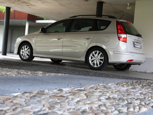 Характеристики автомобиля Hyundai i30 1.6 CRDi MT Comfort (03.2010 - 03.2012): фото, вместимость, скорость, двигатель, топливо, масса, отзывы