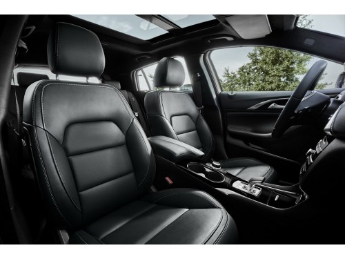 Характеристики автомобиля Infiniti Q30 1.5D MT Luxe (12.2015 - 02.2018): фото, вместимость, скорость, двигатель, топливо, масса, отзывы
