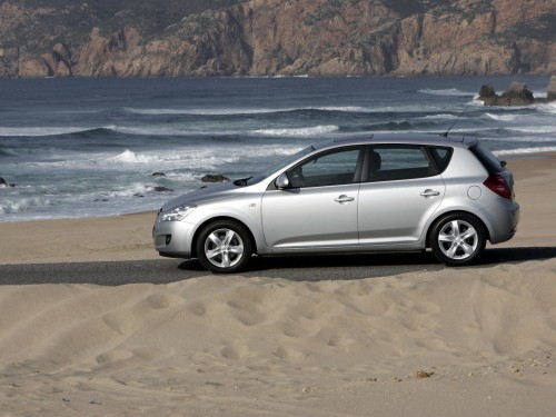 Характеристики автомобиля Kia Ceed 1.6 CRDi AT EX (12.2006 - 08.2009): фото, вместимость, скорость, двигатель, топливо, масса, отзывы