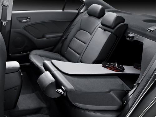 Характеристики автомобиля Kia K3 1.6 GDi AT Deluxe (09.2012 - 11.2015): фото, вместимость, скорость, двигатель, топливо, масса, отзывы