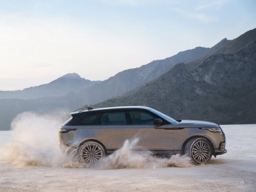 Характеристики автомобиля Land Rover Range Rover Velar 2.0 R-Dynamic HSE (08.2017 - 08.2019): фото, вместимость, скорость, двигатель, топливо, масса, отзывы