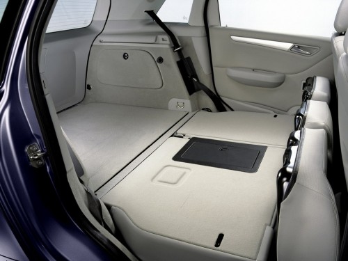 Характеристики автомобиля Mercedes-Benz B-Class B 180 CVT (04.2011 - 07.2012): фото, вместимость, скорость, двигатель, топливо, масса, отзывы