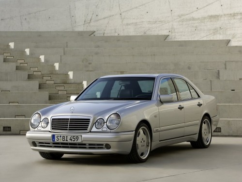 Характеристики автомобиля Mercedes-Benz E-Class E 200 CDI MТ Classic (06.1998 - 07.1999): фото, вместимость, скорость, двигатель, топливо, масса, отзывы