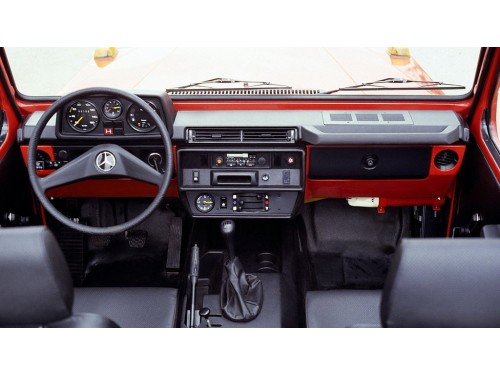 Характеристики автомобиля Mercedes-Benz G-Class G 230 GE AT with catalyst (10.1987 - 08.1991): фото, вместимость, скорость, двигатель, топливо, масса, отзывы