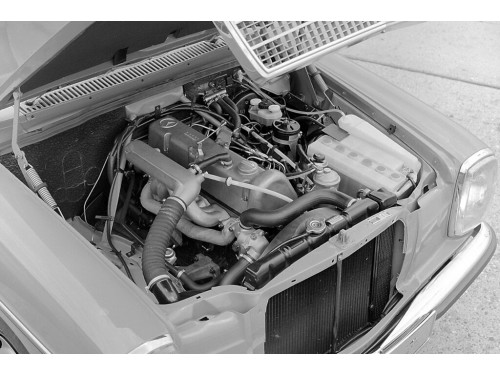 Характеристики автомобиля Mercedes-Benz W115 2.0 AT 200 (09.1973 - 12.1976): фото, вместимость, скорость, двигатель, топливо, масса, отзывы