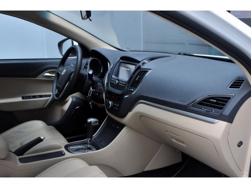 Характеристики автомобиля MG 5 1.5 MT Fashion (03.2012 - 09.2015): фото, вместимость, скорость, двигатель, топливо, масса, отзывы