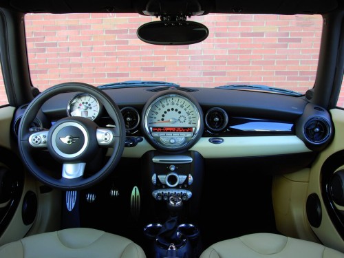 Характеристики автомобиля MINI Clubman 1.6 MТ Cooper S (04.2008 - 08.2010): фото, вместимость, скорость, двигатель, топливо, масса, отзывы