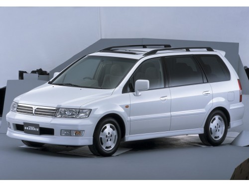 Характеристики автомобиля Mitsubishi Chariot Grandis 2.4 Exceed 7 seater (02.1998 - 01.1999): фото, вместимость, скорость, двигатель, топливо, масса, отзывы