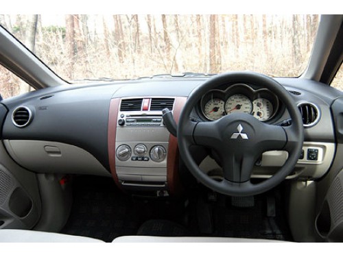 Характеристики автомобиля Mitsubishi Colt 1.3 bloom edition (05.2004 - 09.2004): фото, вместимость, скорость, двигатель, топливо, масса, отзывы