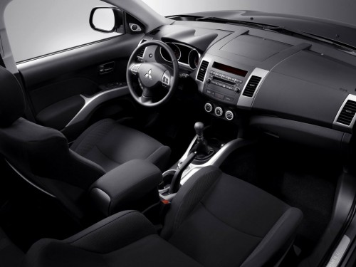 Характеристики автомобиля Mitsubishi Outlander 2.4 CVT ES (11.2009 - 09.2012): фото, вместимость, скорость, двигатель, топливо, масса, отзывы