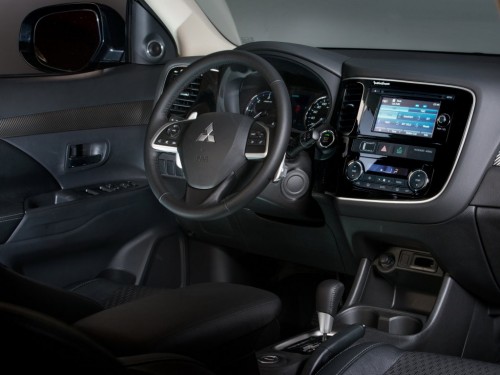 Характеристики автомобиля Mitsubishi Outlander 2.0 MIVEC MT 2WD Invite (01.2014 - 05.2015): фото, вместимость, скорость, двигатель, топливо, масса, отзывы