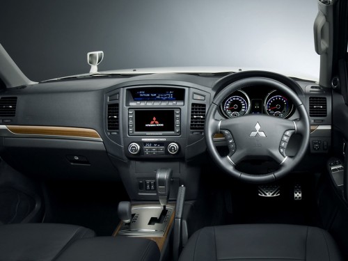 Характеристики автомобиля Mitsubishi Pajero 3.0 long GR 4WD (12.2009 - 08.2010): фото, вместимость, скорость, двигатель, топливо, масса, отзывы
