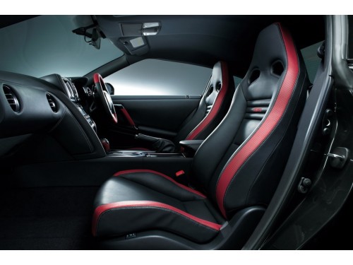 Характеристики автомобиля Nissan GT-R 3.8 AMT Premium Edition Ivory (03.2014 - 09.2016): фото, вместимость, скорость, двигатель, топливо, масса, отзывы