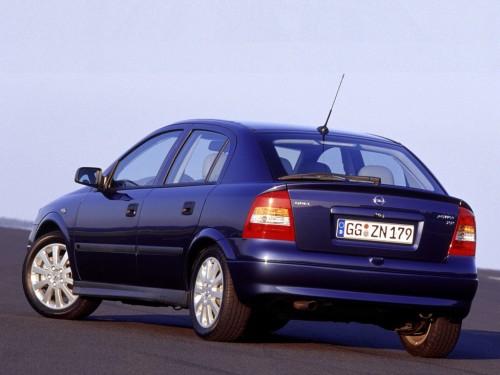 Характеристики автомобиля Opel Astra 1.6 MT (09.2000 - 06.2004): фото, вместимость, скорость, двигатель, топливо, масса, отзывы