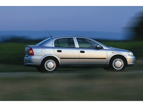 Характеристики автомобиля Opel Astra 1.4 AT (07.1998 - 08.2000): фото, вместимость, скорость, двигатель, топливо, масса, отзывы