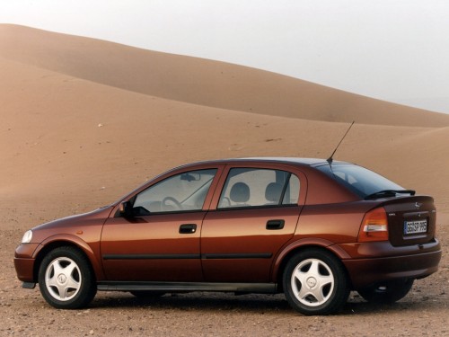 Характеристики автомобиля Opel Astra 1.8 AT (08.2000 - 06.2004): фото, вместимость, скорость, двигатель, топливо, масса, отзывы