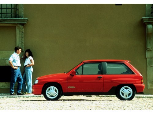 Характеристики автомобиля Opel Corsa 1.5DT MT Base (09.1990 - 01.1993): фото, вместимость, скорость, двигатель, топливо, масса, отзывы