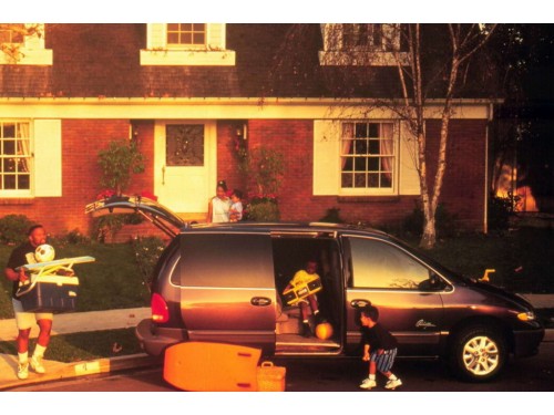 Характеристики автомобиля Plymouth Voyager 3.3 AT FWD Ultradrive 7-passenger SE (09.1995 - 09.2000): фото, вместимость, скорость, двигатель, топливо, масса, отзывы