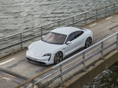 Характеристики автомобиля Porsche Taycan 93.4 kWh GTS (11.2021 - н.в.): фото, вместимость, скорость, двигатель, топливо, масса, отзывы
