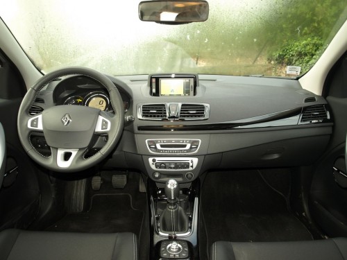 Характеристики автомобиля Renault Megane 1.2 TCe MT Expression (08.2012 - 06.2014): фото, вместимость, скорость, двигатель, топливо, масса, отзывы