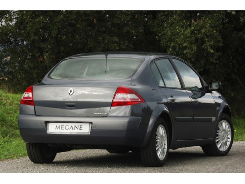 Характеристики автомобиля Renault Megane 1.9 dCi AT Privilege (01.2006 - 09.2009): фото, вместимость, скорость, двигатель, топливо, масса, отзывы