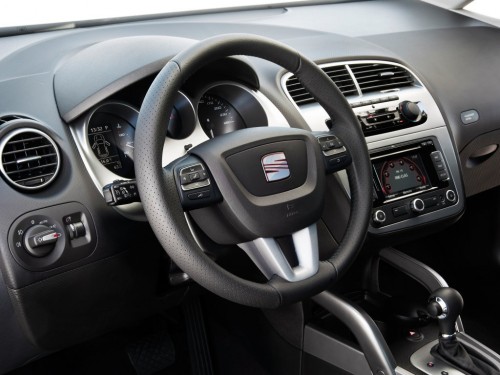 Характеристики автомобиля SEAT Altea 1.6 MT Base (05.2009 - 04.2015): фото, вместимость, скорость, двигатель, топливо, масса, отзывы