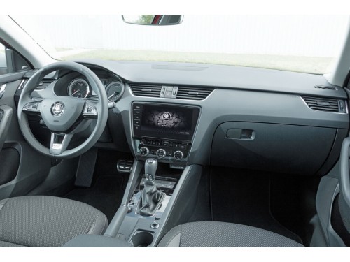 Характеристики автомобиля Skoda Octavia 1.0 TSI DSG Ambition (12.2016 - 05.2019): фото, вместимость, скорость, двигатель, топливо, масса, отзывы