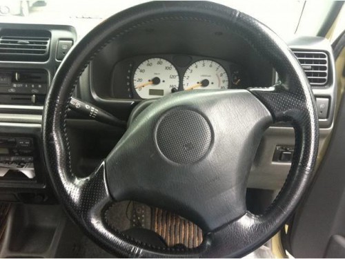 Характеристики автомобиля Suzuki Jimny 660 Land Venture (05.2001 - 12.2001): фото, вместимость, скорость, двигатель, топливо, масса, отзывы