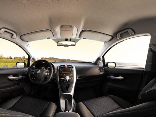Характеристики автомобиля Toyota Auris 1.3 MT Комфорт (07.2010 - 11.2012): фото, вместимость, скорость, двигатель, топливо, масса, отзывы
