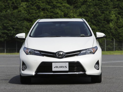 Характеристики автомобиля Toyota Auris 1.5 150X Blackish Lounge (05.2014 - 03.2015): фото, вместимость, скорость, двигатель, топливо, масса, отзывы